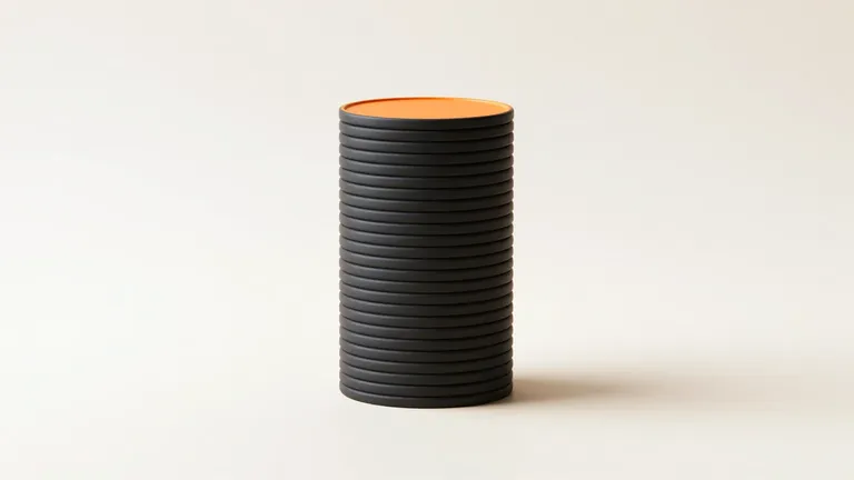 Columna de discos negros idénticos, el disco superior es naranja.