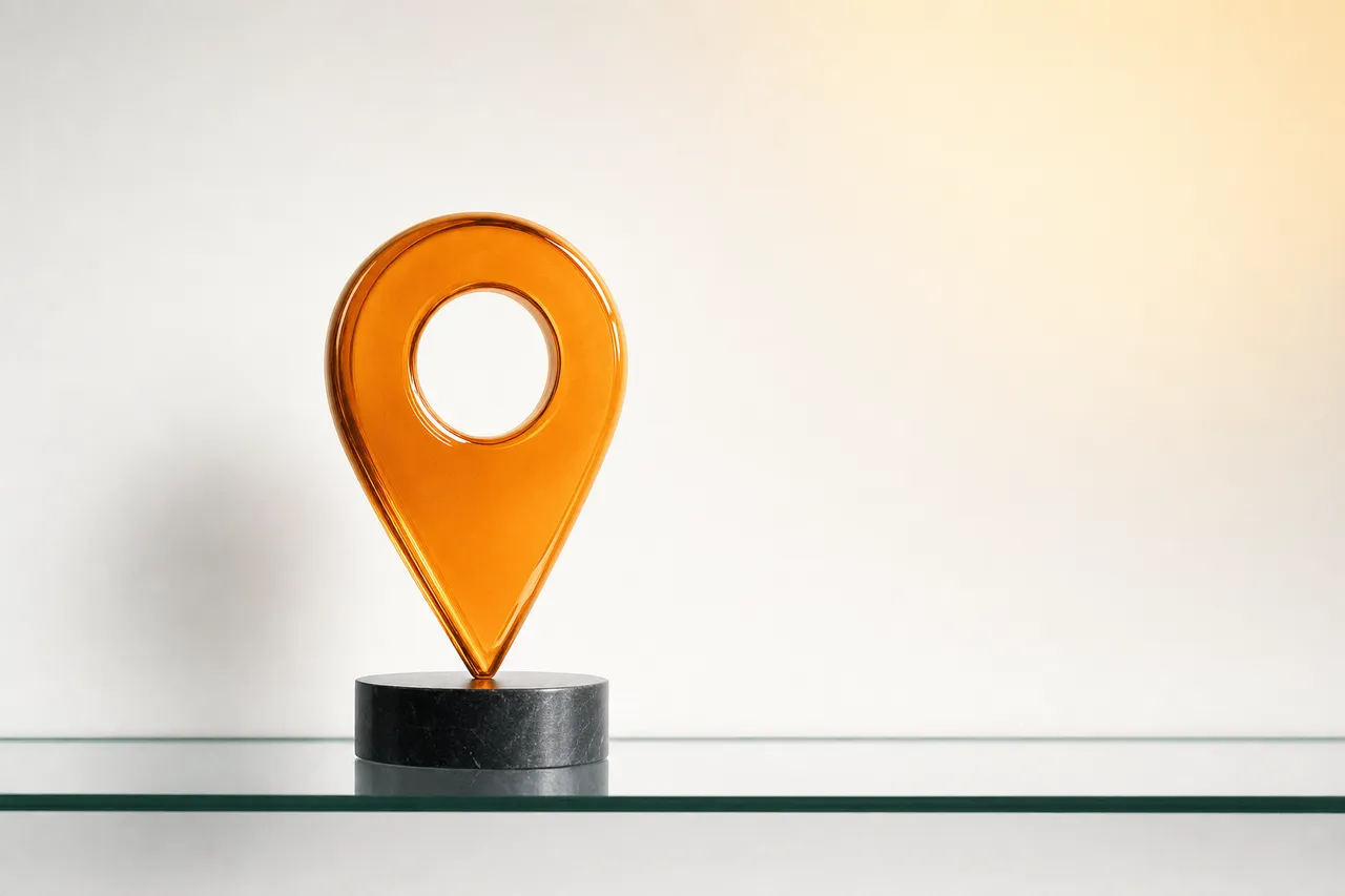 Великий янтарний маркер-краплина на карті — локальне SEO і Google Maps